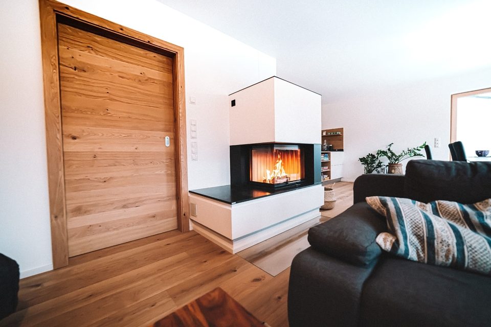 Gemauerter Kamin im gemütliche Wohnzimmer