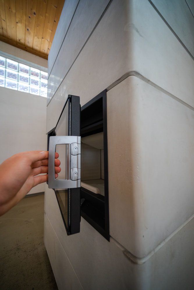 Ofentüre wird geöffnet