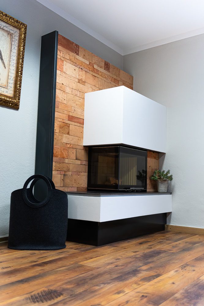 Ein gemauerter Ofen im Geschäft von Schwab Ofenbau