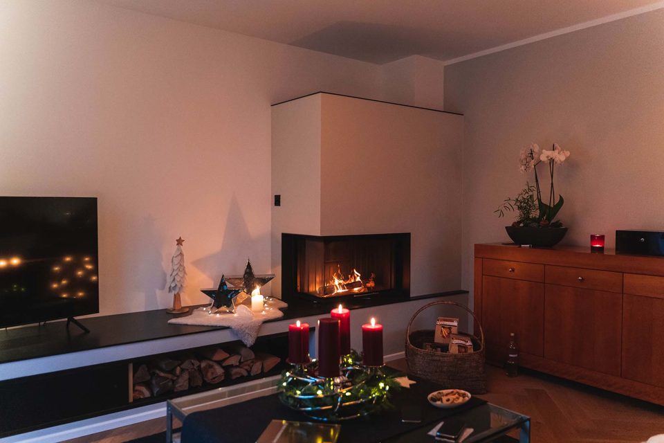 Wohnzimmer mit einem Ofen und einer Ofenbank