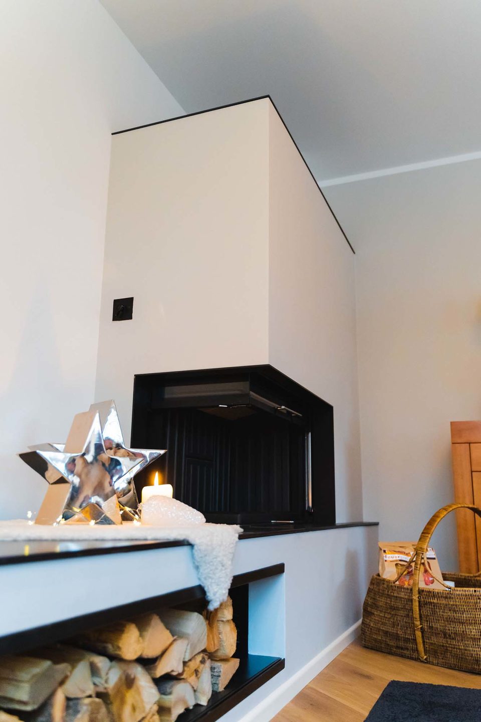 Nahaufnahme eines gemauertem Kaminofen 