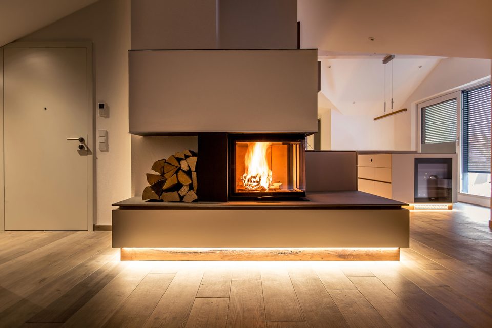 Gemauerter Kaminofen mit Ofenbank