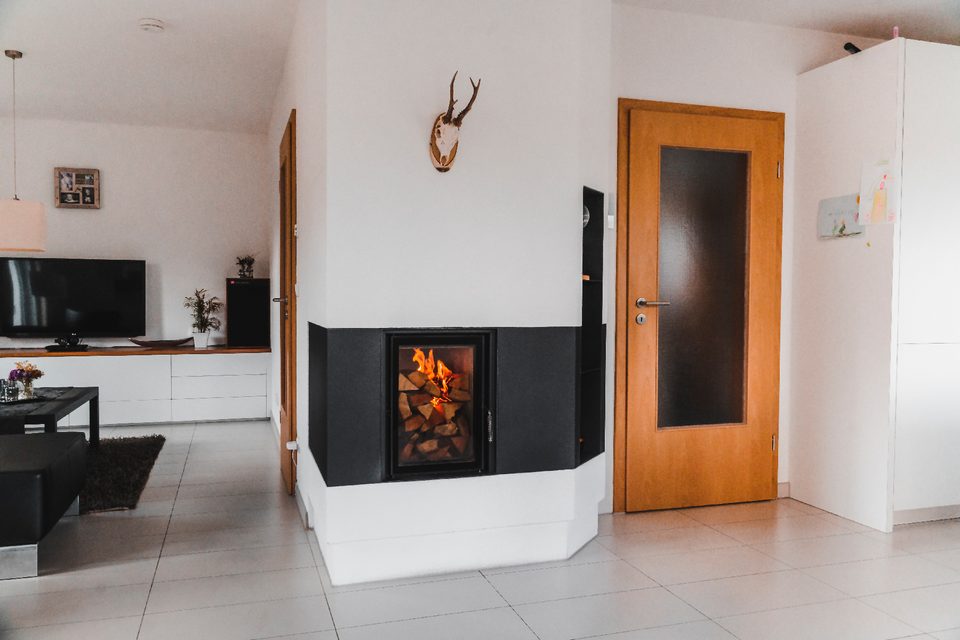 Gemauerter Kamin in einer Küche, Esszimmer und Wohnzimmerkombination.