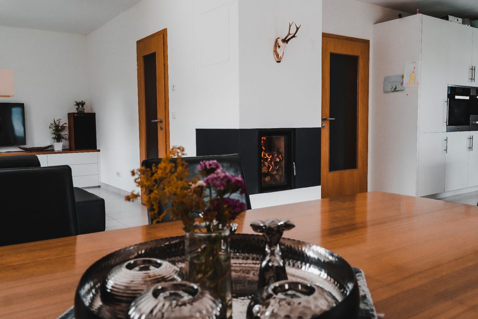 Stilvoller Ofen mit Blick vom Küchentisch.