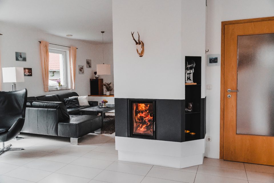 Gemauerter Kamin in einer Küche, Esszimmer und Wohnzimmerkombination,