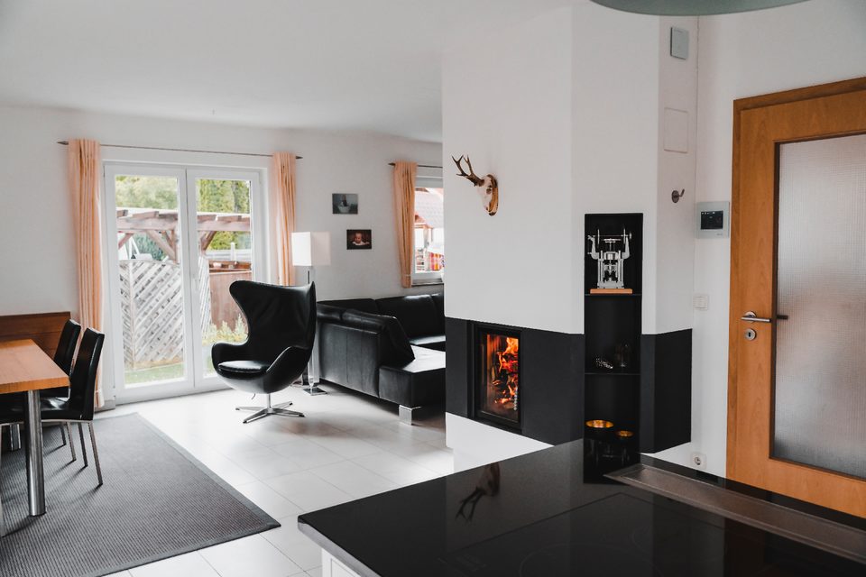 Gemauerter Kamin sichtbar aus der Küchenzeile