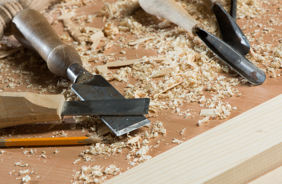 Handwerkerutensilien verteilt auf einem Tisch